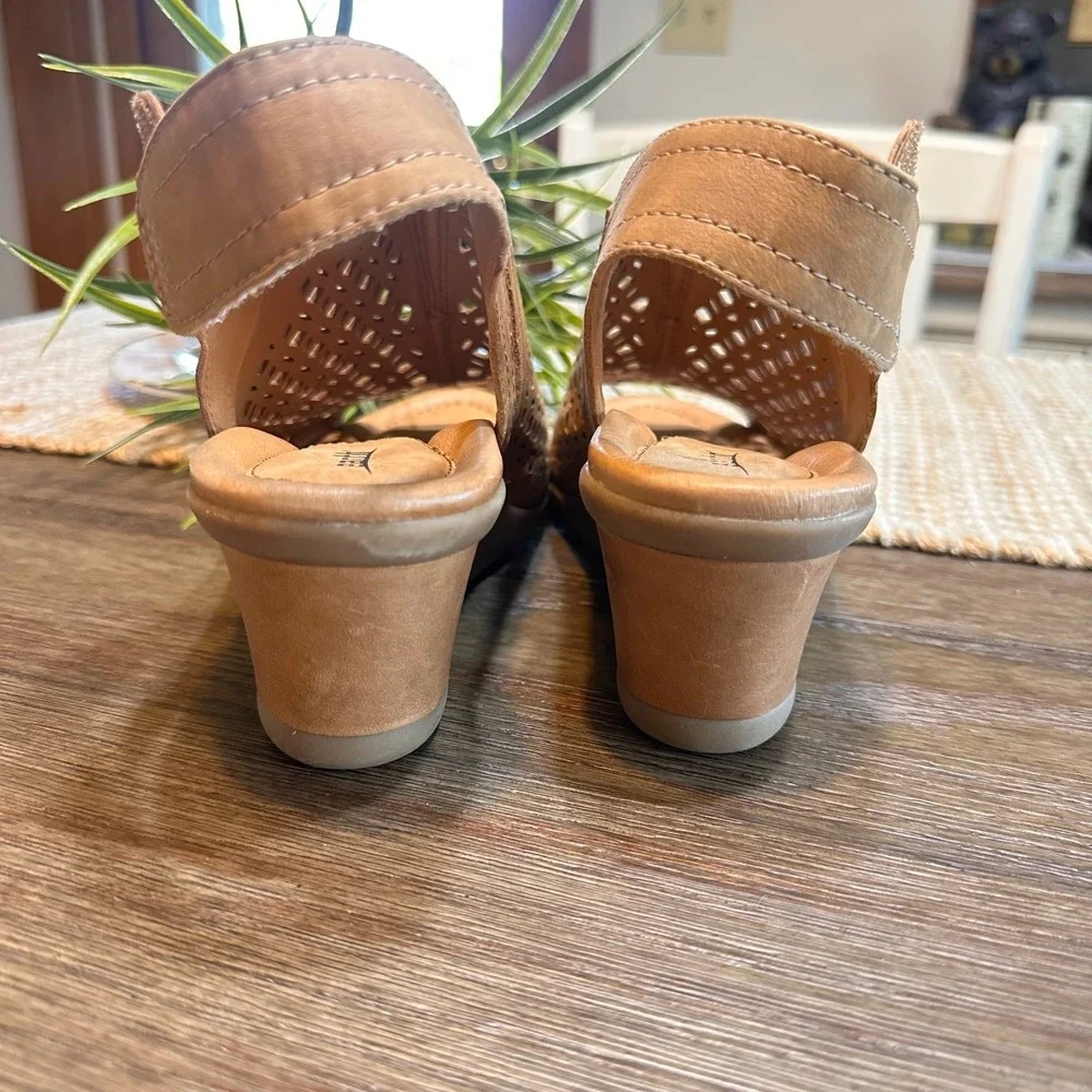 Earth‎ Origins Cascade Camel Wedge Sandals Leather Tan Cutout Ankle Strap 9B